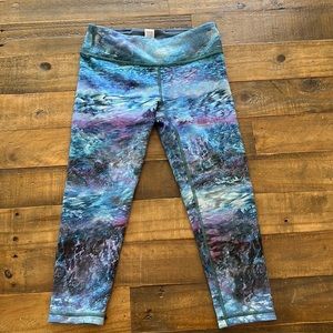 Girls size 10 cropped Ivivva pants